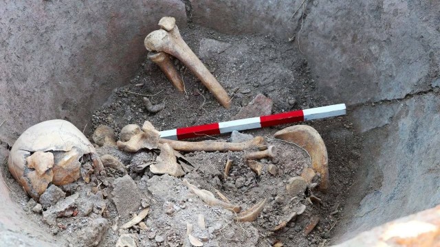 Археологи нашли в Болгарии скелет римлянина в огромном глиняном горшке