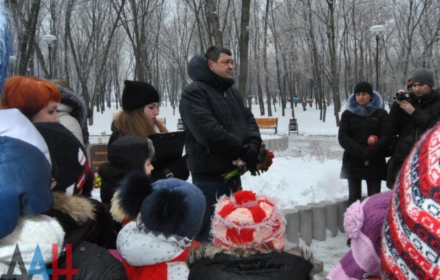 На Аллее ангелов в Донецке почтили память детей