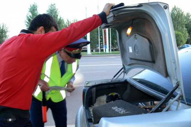 Почему можно не открывать багажник машины перед инспектором ГИБДД: Что нужно знать о таких ситуациях