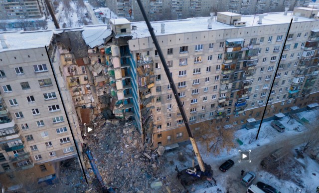 В Магнитогорске в результате взрыва газа обрушился подъезд дома
