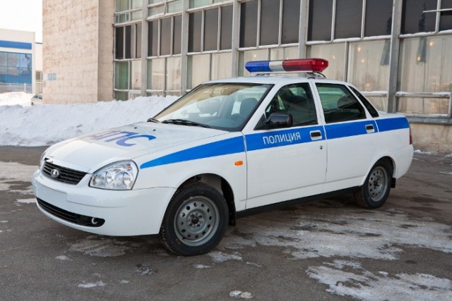 В Москве блоггер ради лайков кинул полицейскому петарду в машину