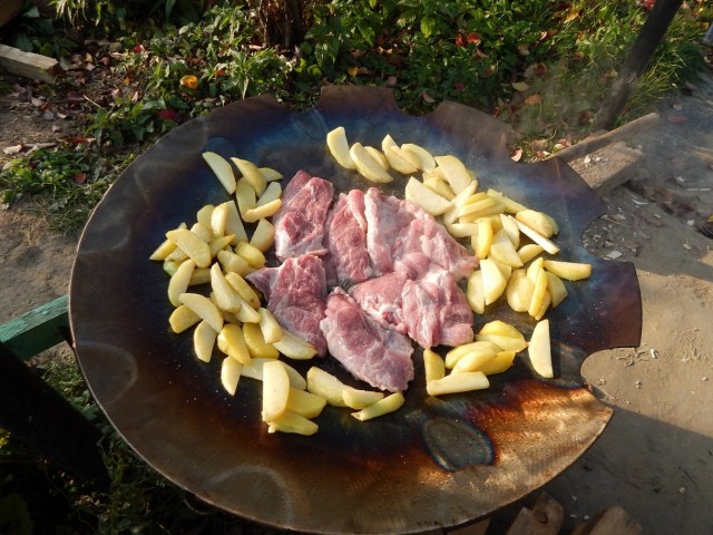 Картошка с мясом. Мангал.