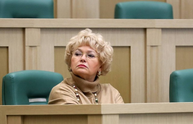 Сенатор Нарусова: обвинение Медведевым уехавших россиян в предательстве юридически некорректно