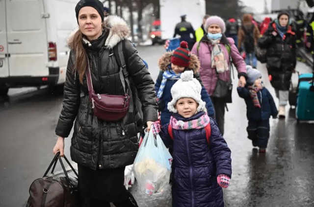 «Зарплата 25000, это серьезно?!»: беженцы с Донбасса и работодатели поделись взаимными упреками