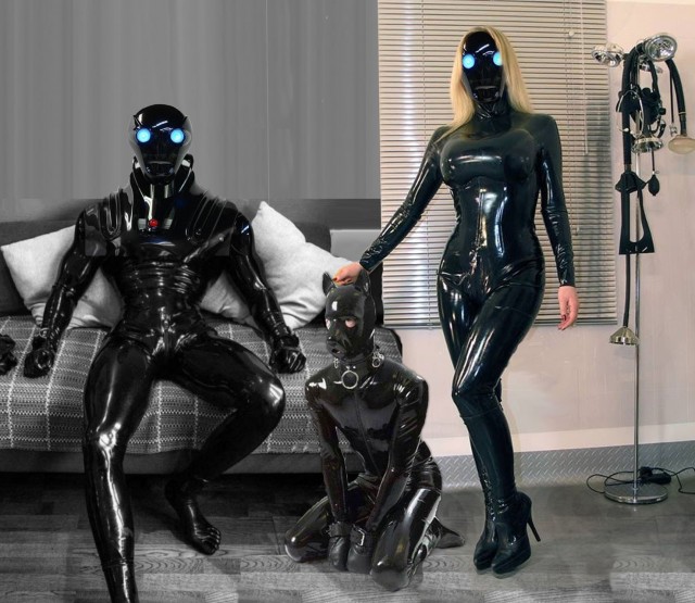 Кошка против ёлки