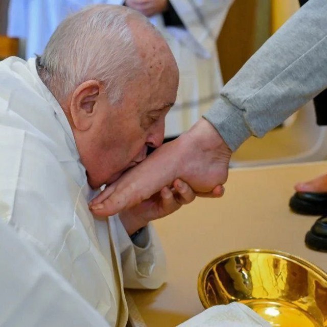 Папа Римский Франциск в Чистый четверг по традиции омыл и поцеловал ноги 12 женщинам-заключенным во время традиционного ритуала
