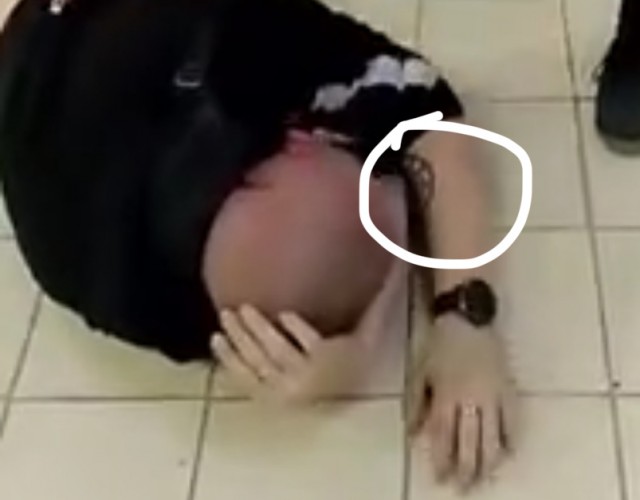 В Воронеже в магазине «Центрторг» мужик начал крыть матом кассиров, но заступился постоянный покупатель.