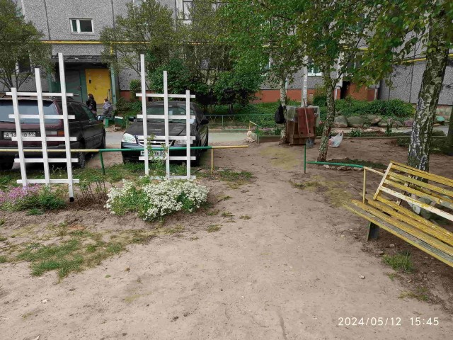 Клумба во дворе 2024 весна