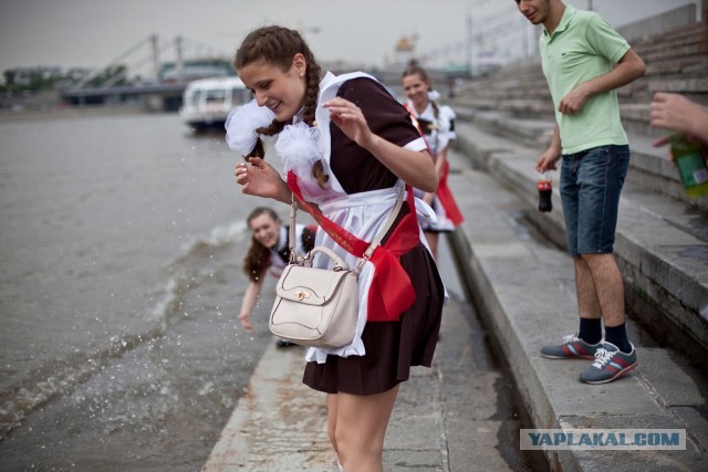 Школьницы на последнем звонке 2013