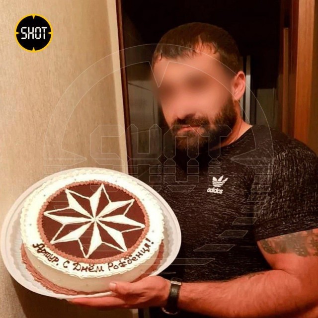 Водил женщин из отдельного корпуса в мужские камеры: