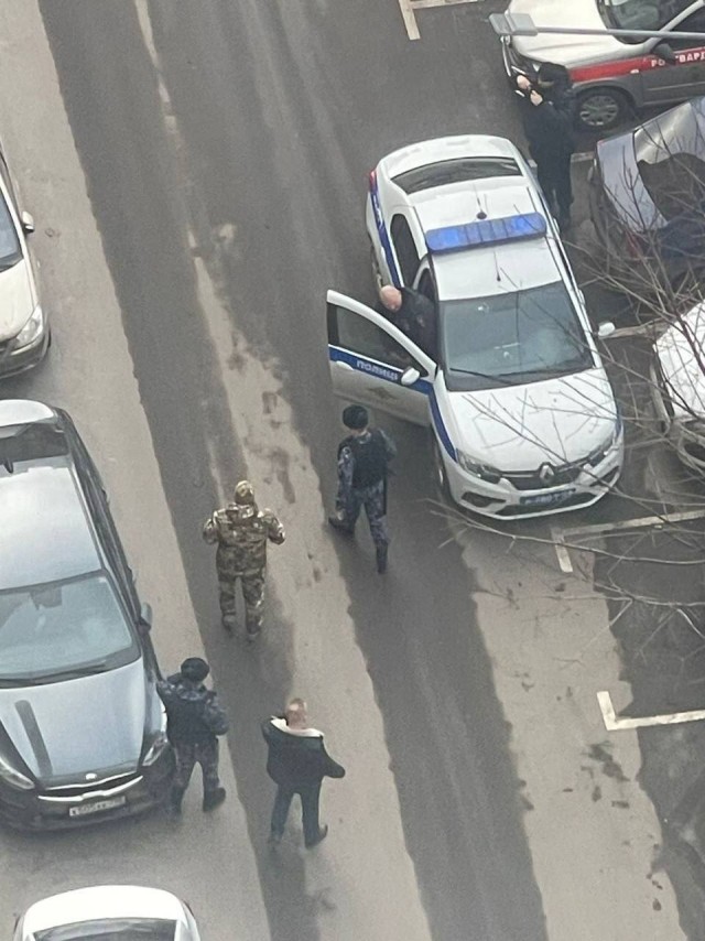 В подмосковных Химках жители заметили мужчину в камуфляже с предметом, похожим на оружие