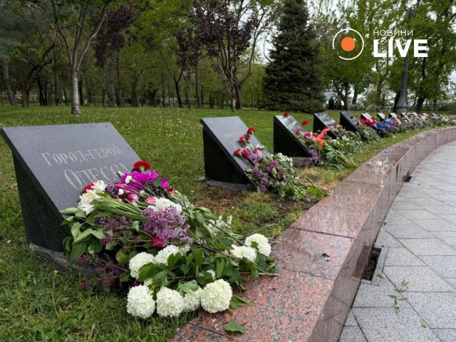 Одесситы пришли возложить цветы к памятнику неизвестному матросу на Аллее Славы