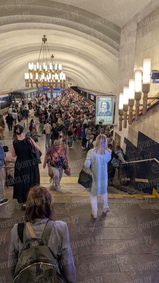 Коляска упала на рельсы в метро на станции "Чёрная речка" в Питере