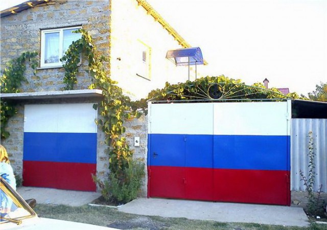 "Георгиевские " ленточки против флагов УПА