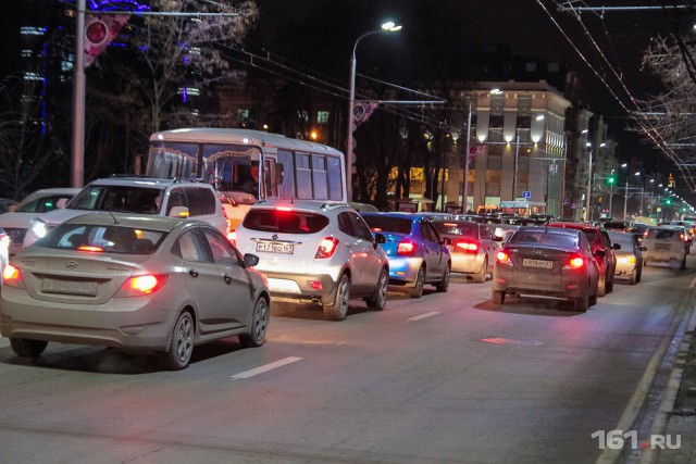 Ростовская таксистка вернула пассажирам забытые в машине четыре миллиона рублей