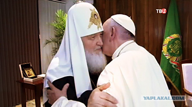 Почему православный Патриарх целует руку Папе Римскому?