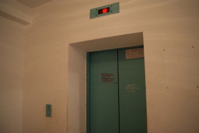 В Ставрополе жилинспектор признал лифт исправным и застрял в нем