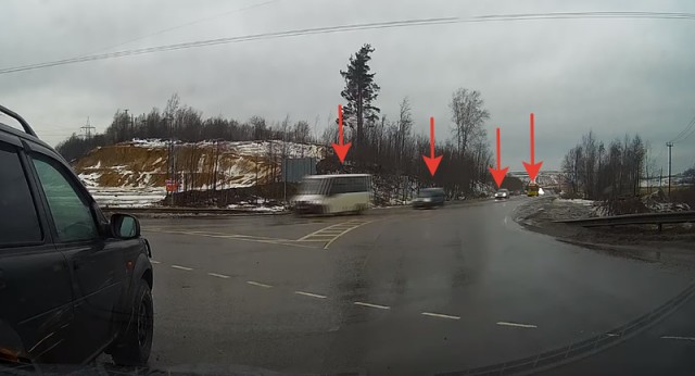 Видишь поворотник? Сразу должен!