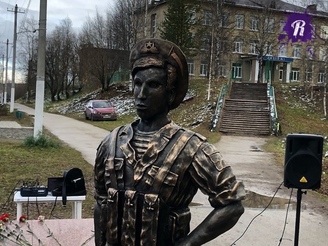 В Ухте спустя 4 дня демонтировали памятник десантнику