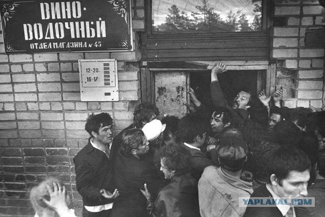 Власти рассматривают возможность ввести запрет на продажу крепкого алкоголя с 20:00 до 11:00