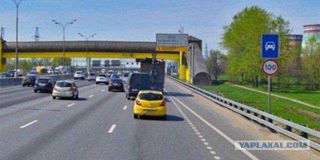 Пока многие спят, некоторые продолжают ремонтировать свои автомобили в левой полосе МКАД
