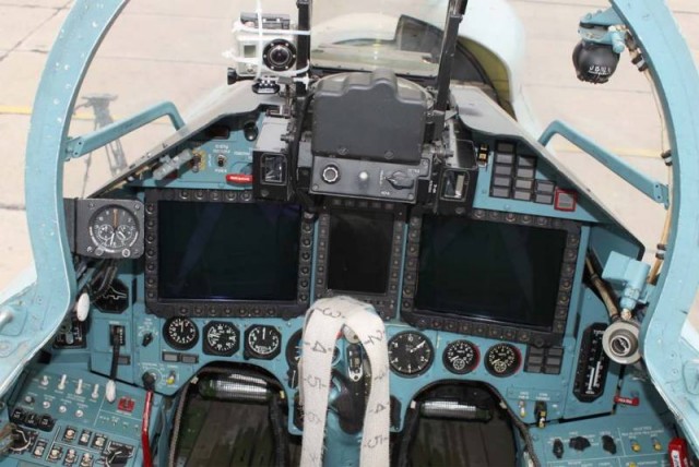Су-27 ВКС РФ отгоняет самолет НАТО от стратегического бомбардировщика ВВС РФ