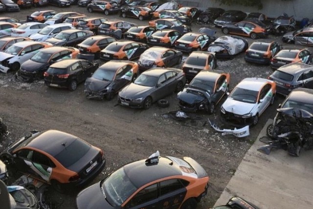 Каршеринг насмерть сбил женщину, которая ждала автобус на остановке в Петербурге.