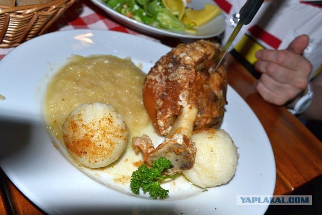 Айсбайн с ананасовой капустой.