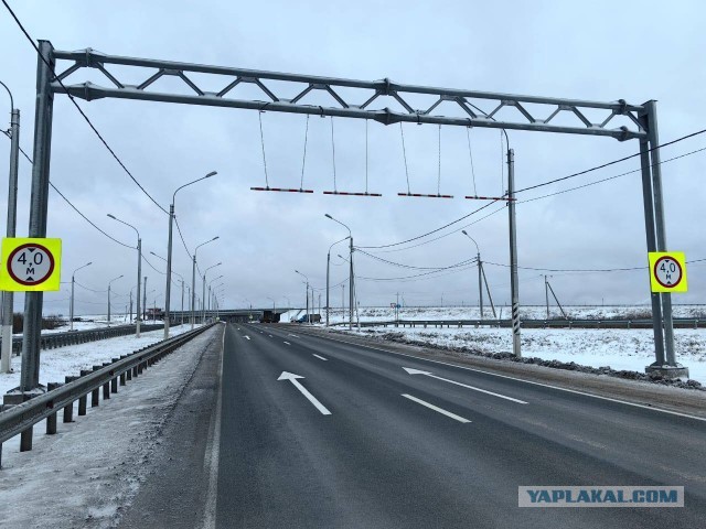 Водитель грузовика забыл опустить кузов.