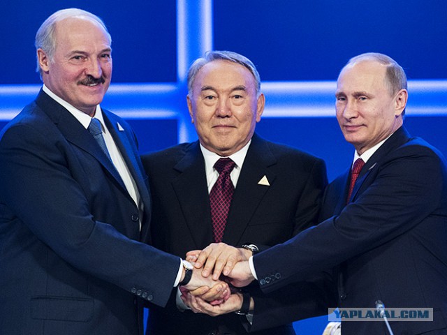 Лукашенко, который смотрит на разные вещи