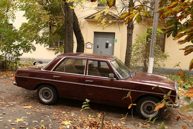 Билет в бизнес-класс 70-х: тест-драйв Mercedes-Benz W115