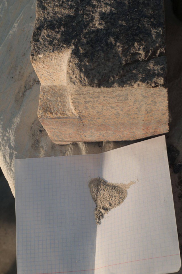 Внутренний трёхгранный угол в граните. Вручную. Кремнем