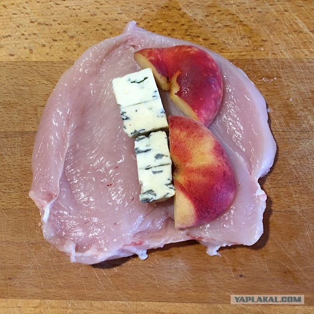 Куриное филе с голубым сыром с персиком и салатом