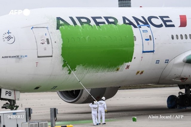 Активисты движения GreenPeace прорвались на территорию аэропорта в Париже и раскрасили зелёной краской самолёт авиакомпании Air