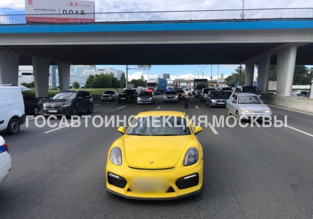 На МКАДе мужчина упал с эстакады на "Порше"