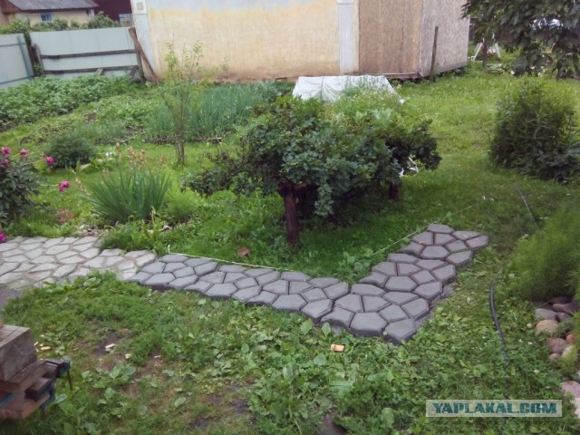 Садовая дорожка и скамейка для отдыха