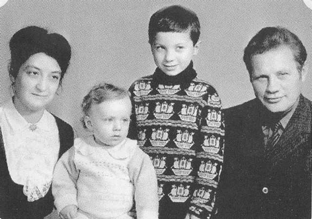 Знаменитости в кругу семьи.,  Фото из домашних архив