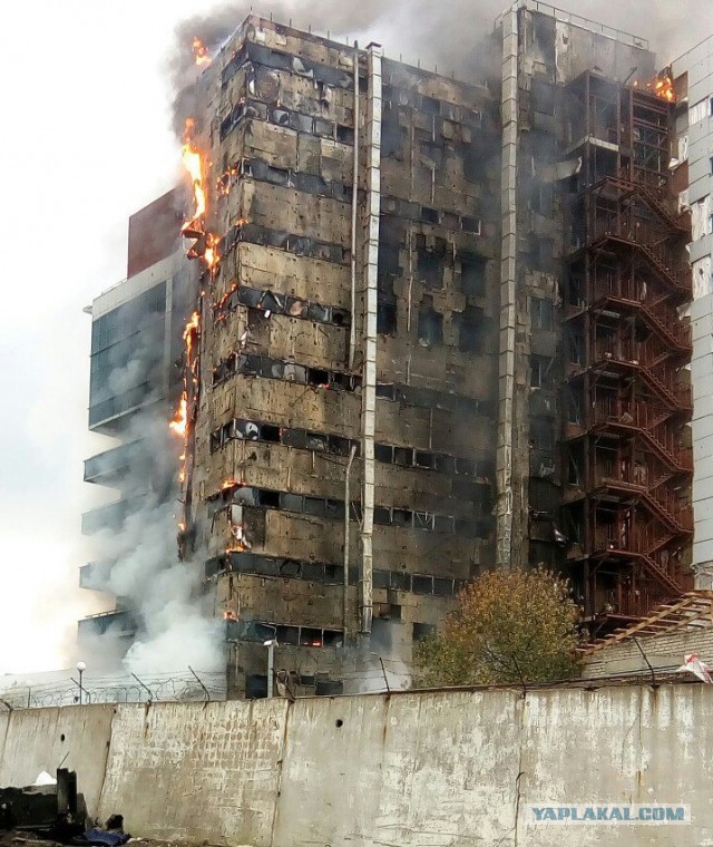 В Уфе горит бизнес центр