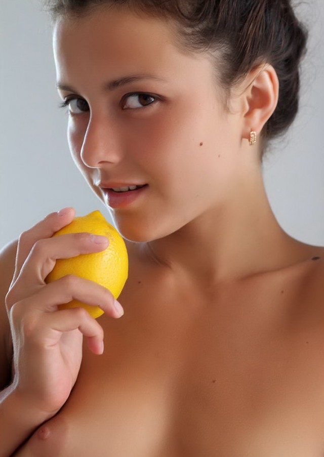 Девушки и желтый фрукт