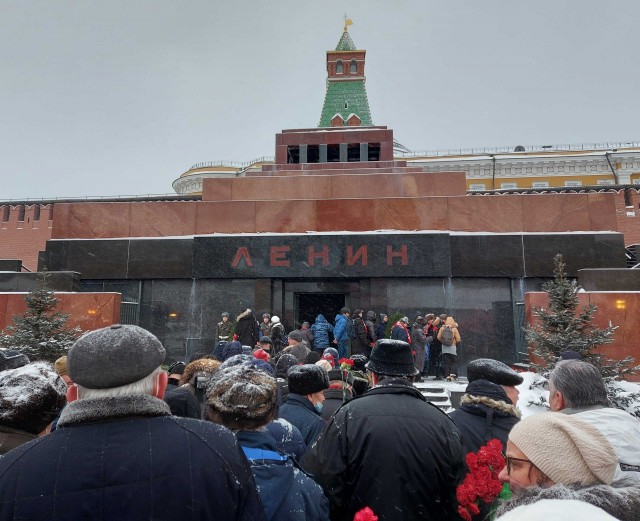 ШОК НОВОСТЬ! С Красной площади вынесли ель!