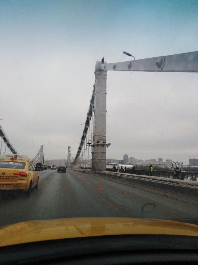 Прямо сейчас в Москве мужчина залез на Крымский мост и не хочет слезать