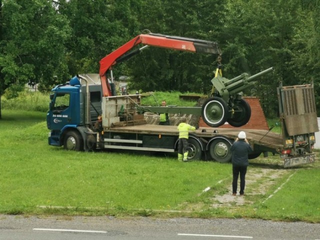 Снос советского танка в Нарве