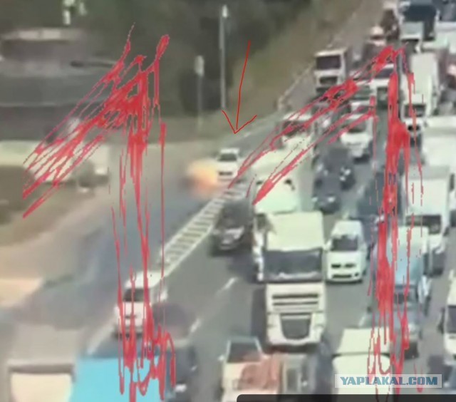 На МКАДе горит бензовоз. Автомобиль с 2 тоннами соляры перевернулся после ДТП