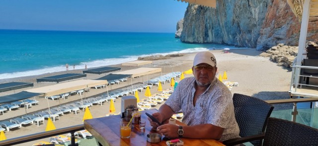 На пляжах Анапы закончились не только лежачие, но и сидячие места. Загорать там можно только стоя