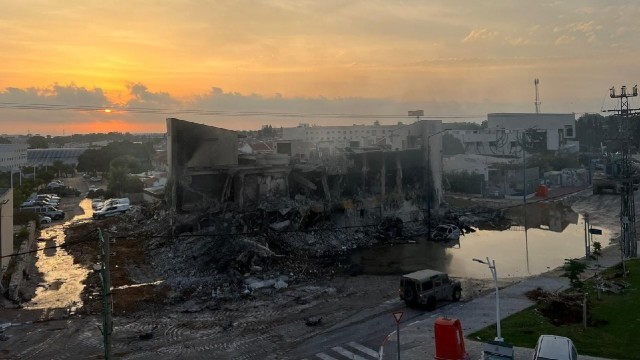 ВВС Израиля продолжают планомерно уничтожать высотные дома в Газе, где размещаются штабы палестинских группировок и проживают старшие фунционеры ХАМАС.