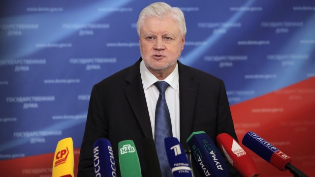 Миронов пожаловался в Минпросвещения на отмену новогодних елок из-за мигрантов