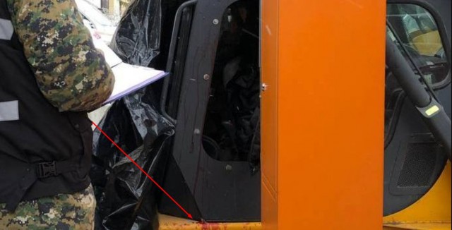 Кабина под черной пленкой: что происходит у ТЦ «Радуга», где, по словам очевидцев, рабочему отрезало голову