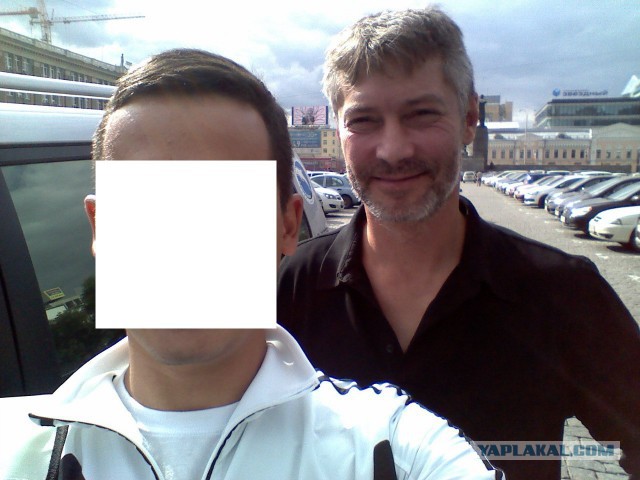 ЕКБ. Помощник депутата подкидывает документы.
