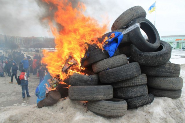 В Сумах сожгли чучело Путина