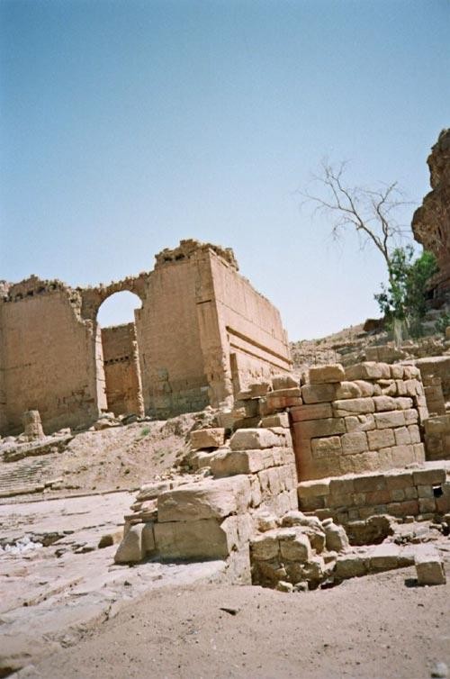 Восьмое чудо света высечено в скале.